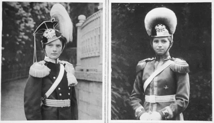 Överste av ryska Uhlans: Storhertiginnan Tatiana och överste för Russian Horse Grenadiers: Storhertiginnan Marie, från The Illustrated War News (sepiafoto)